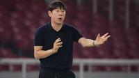 Pelatih Timnas Indonesia U-20, Shin Tae-yong, dalam turnamen mini yang digelar di Stadion Utama Gelora Bung Karno (SUGBK) mulai 17-21 Februari 2023. (Bola.com/Bagaskara Lazuardi)