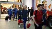  Para pemain Manchester United meninggalkan Hotel Sheraton, Beijing, Tiongkok (25/7/2016). Setan Merah hanya melakoni satu pertandingan selama pramusim di negeri Tirai Bambu tersebut.  (Reuters/Thomas Peter)