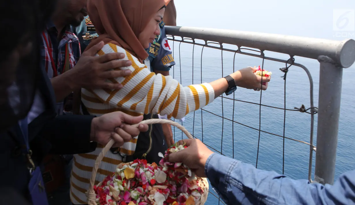 Keluarga korban pesawat Lion Air PK-LQP  penerbangan TJ 610 dengan tujuan Jakarta-Pangkal Pinang menabur bunga di atas KRI Banda Aceh di Perairan Tanjung karawang, Jawa Barat, Selasa (6/11). (Merdeka.com/Imam Buhori)
