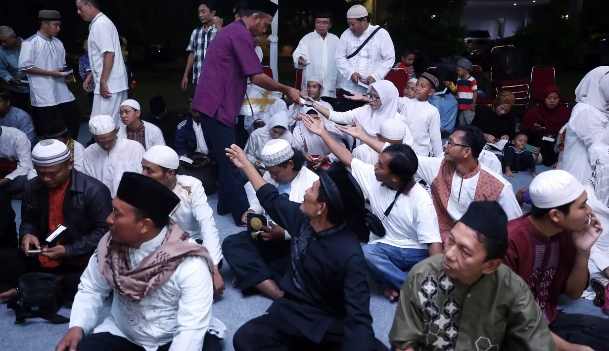 Ustaz Zaki Mirza terlihat hadir dalam tahlilan 40 hari. Ustaz Zaki memberikan ceramah terlebih dulu sebelum akhirnya di mulai tahlil untuk mengirim doa buat mendiang Julia Perez. (Nurwahyunan/Bintang.com)