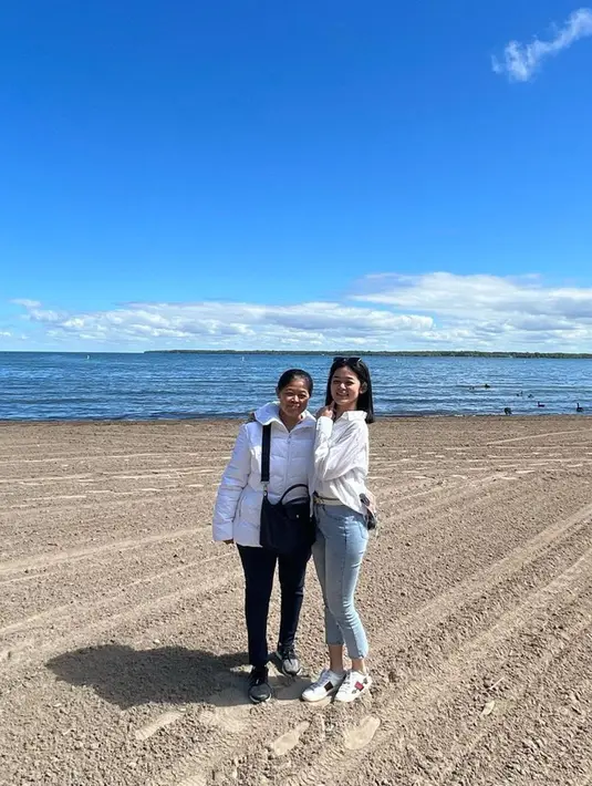 Beberapa waktu lalu Gisela Cindy yang mengunggah potret kebersamaan bersama ibunya ini turut mengekspose potret pacarnya yang bernama Nguyen. Kekasihnya ini kabarnya berasal dari Vietnam yang banyak ia bagikan dalam media sosial Instagram. (Sumber: Instagram/giselacindy12)
