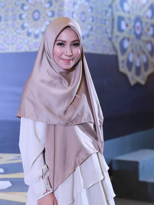 Jalan hidup yang tidak bisa berhenti, hingga pada akhirnya ia menjalaninya dan hanya bisa mengambil hikmah dari kasus suaminya tersebut. (Galih W. Satria/Bintang.com)