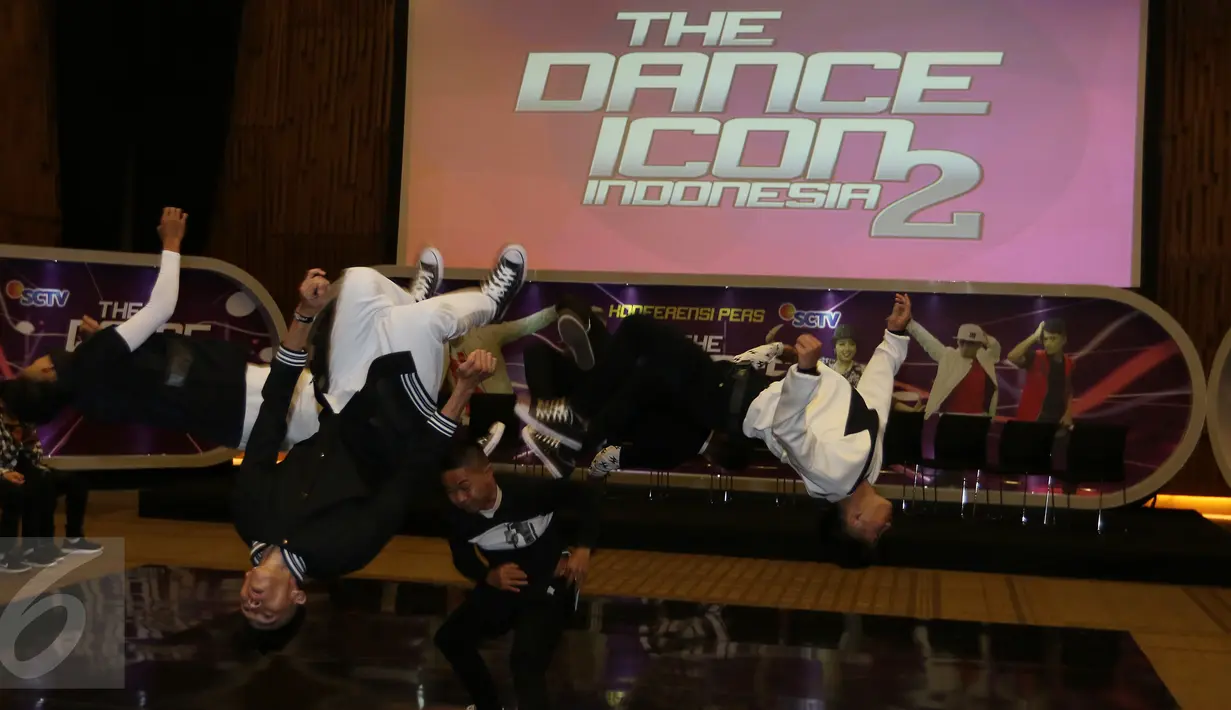 Salah satu Dance Crew menunjukkan bakat pada jumpa pres The Dance Icon Indonesia 2 di SCTV Tower, Jakarta, Rabu (2/3/2016). Sebanyak 16 Dance Crew akan kembali bersaing di The Dance Icon Indonesia 2. (Liputan6.com/Herman Zakharia)