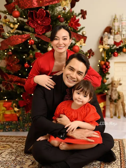 Tak kalah cute dan cantik, Asmirandah kembaran warna dengan anak di Natal tahun ini. [Instagram.com/asmirandah89]