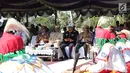 Tokoh nasional Rizal Ramli didampingi Sultan Tidore Husain Syah menyaksikan tarian tradisional pada HUT ke 910 Kota Tidore di Kesultanan Tidore, Sulawesi Utara, Kamis (12/4). Rizal Ramli mendapatkan gelar kehormatan Ngofa Tidore. (Liputan6.com/Pool/Ardi)