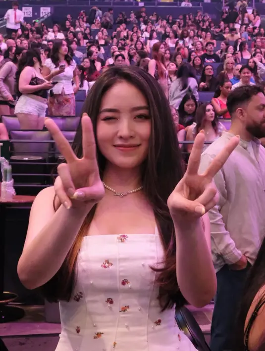 Natasha Wilona membagikan keseruannya nonton konser Ariana Grande. Ia pun memerlihatkan beberapa lagu yang dibawakan Ariana Grande. [@natashawilona12]