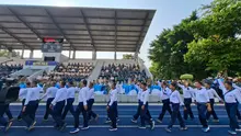 Kontingen Seskoal menyapa para tamu di tribune Lapangan Trisila, Mabes TNI Angkatan Laut, Cilangkap, Jakarta Timur dalam acara pembukaan Pekan Olahraga TNI Angkatan Laut (PORAL) 2026, Senin (13/7/2026) pagi WIB. (Bola.com/Hery Kurniawan)