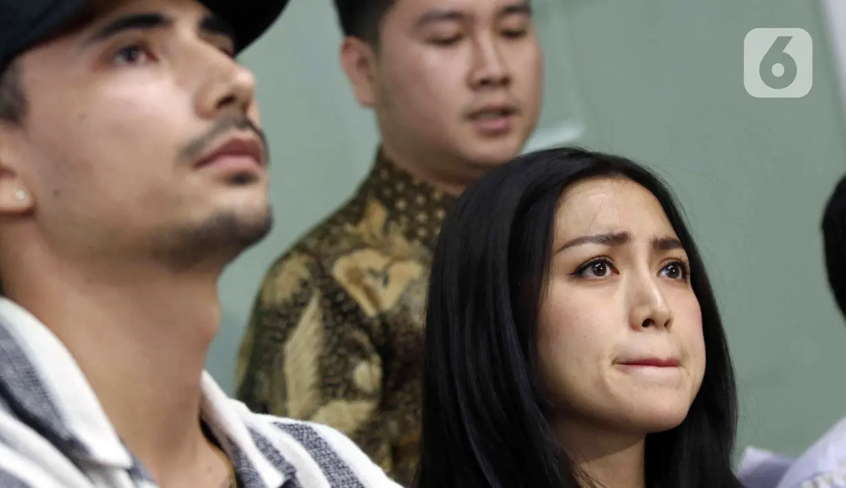Aktris Jessica Iskandar (kanan) dan Vincent Verhaag saat konferensi pers terkait kasus penipuan dan penggelapan investasi mobil di kawasan Menteng, Jakarta, Kamis (14/7/2022). Pasangan Jessica Iskandar dan Vincent Verhaag menjadi korban penipuan atas kasus penyewaan mobil di Bali dengan pelaku Christoper Stefanus Budianto atau Steven dan mengalami kerugian sebesar hampir Rp 10 milliar dan 11 mobil mewah. (Liputan6.com/Herman Zakharia)