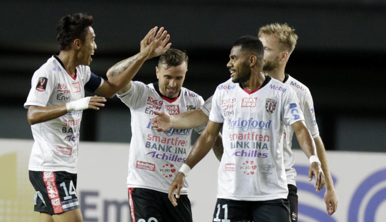 Para pemain Bhayangkara Fc merayakan gol yang dicetak oleh Fadil Sausu ke gawang Semen Padang pada laga kedua Piala Presiden 2019 yng berlangsung di Stadion Patriot, Jawa Barat, Senin (11/3). (Bola.com/M Iqbal Ichsan)