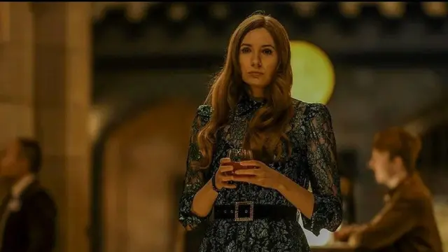 Karen Gillan dalam adegan Sleeping Dogs (2024)