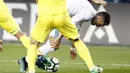 Cristiano Ronaldo berusaha melewati adangan dua pemain Villareal pada laga terakhir La Liga di Ceramica stadium, Villarreal, (19/5/2018). Real Madrid ber,min imbang 2-2. (AP/Alberto Saiz)