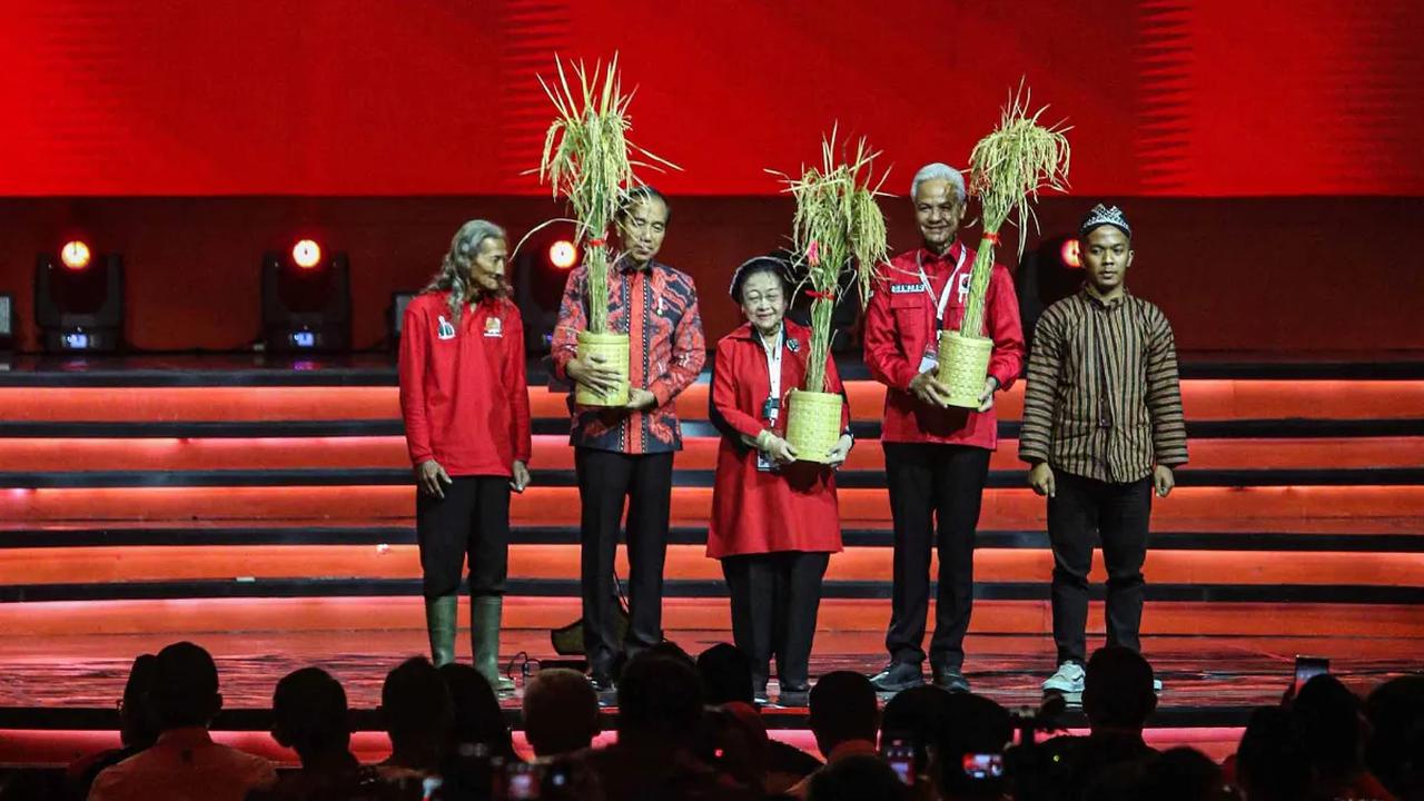 Lebih lanjut, Hasto menyebut PDIP menempatkan Soekarno termasuk Megawati menjadi sentral dalam mengambil suatu langkah, termasuk penetapan ketua umum PDIP.