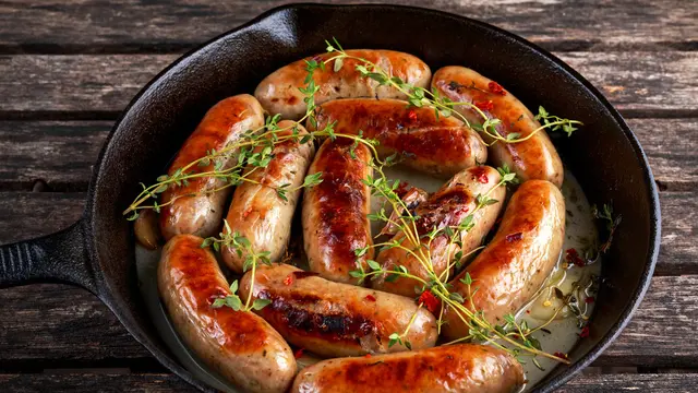 ilustrasi Bratwurst with onions