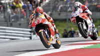 Marc Marquez ofsempat memimpin saat dibayangi   Andrea Dovizioso pada balapan MotoGP Austria di Red Bull Ring, Spielberg, Austria (13/8/2017). Dovizioso menjadi juara pada lap terakhir. (AP/Kerstin Joensson)