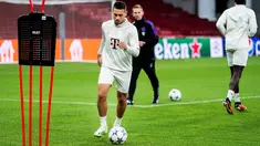 Bek Bayern Munchen #22 Raphael Guerreiro memainkan bola selama sesi latihan pada malam matchday 2 Grup A Liga Champions 2023/2024 di Stadion Parken, Kopenhagen, Senin (2/10/2023). (Martin Sylvest / Ritzau Scanpix / AFP)