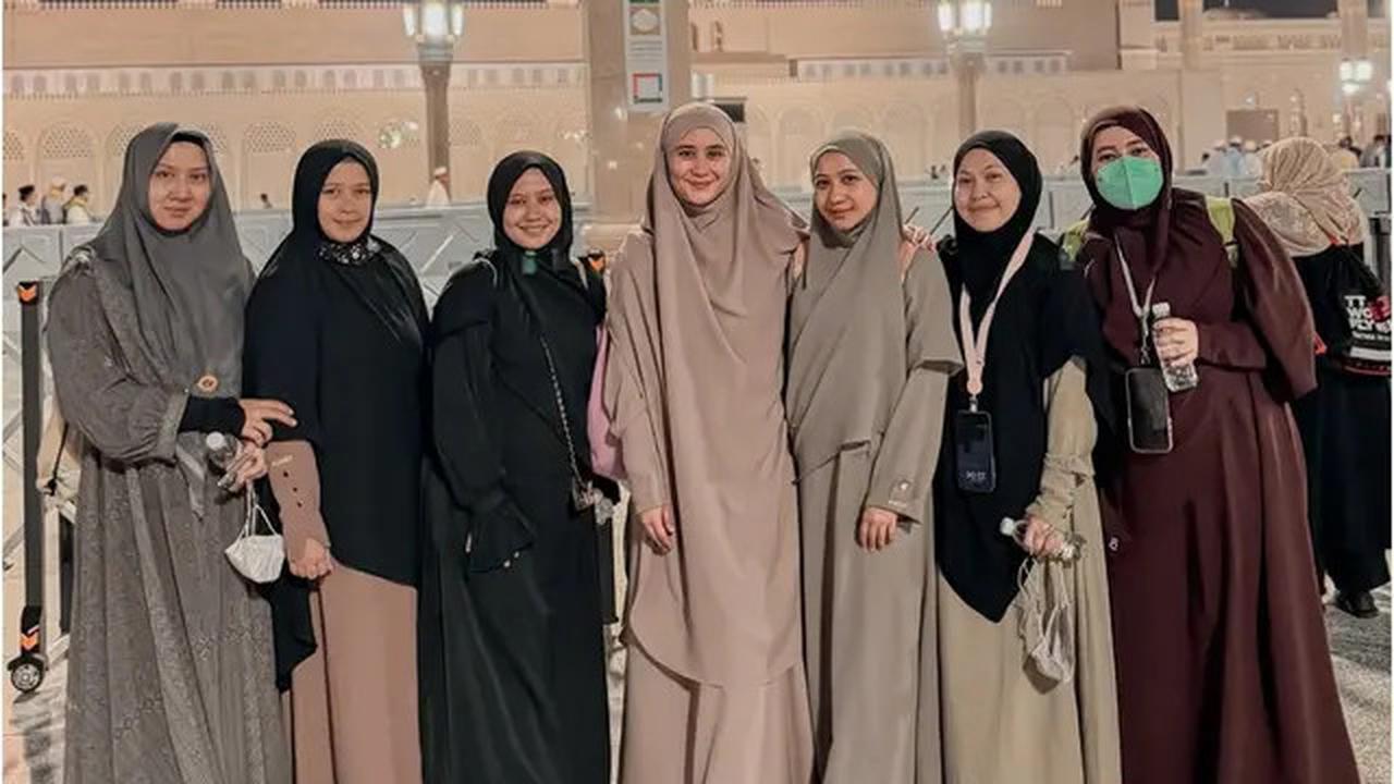 Begini Potret Tampilan Irish Bella dan Ryana Dea saat Melaksanakan Haji 2025