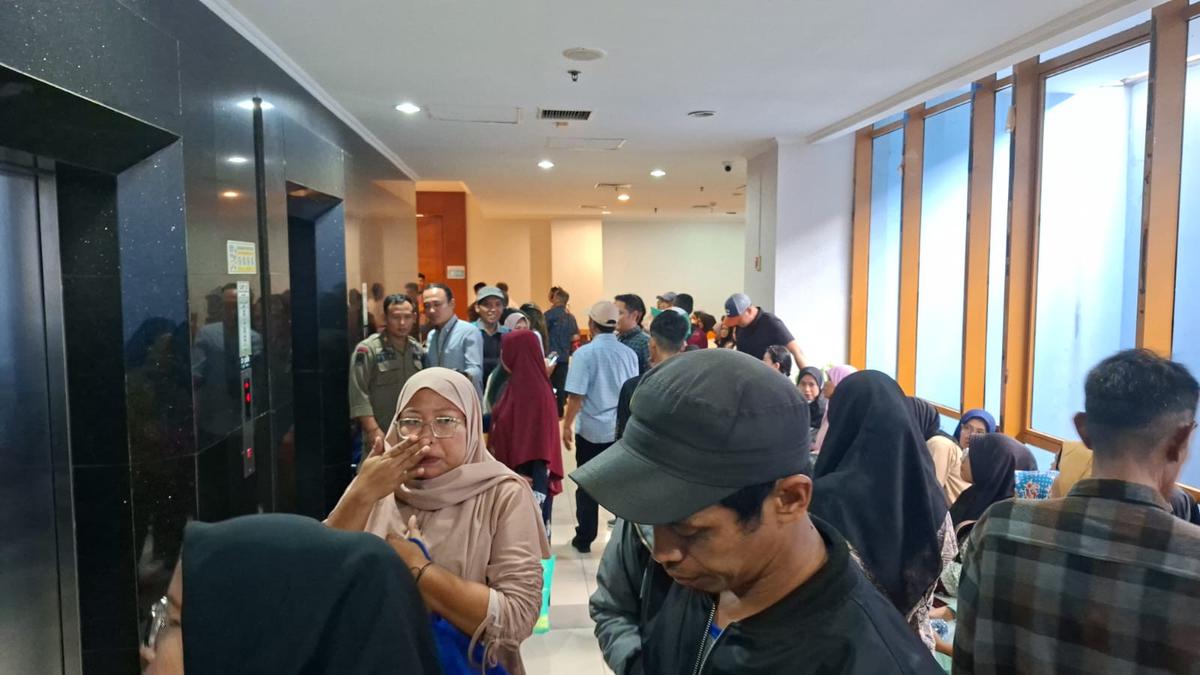 Hari Pertama Daftar Sekolah Swasta Gratis di Depok, Orang Tua Calon Siswa Rela Antre Sejak Jam 6 Pagi