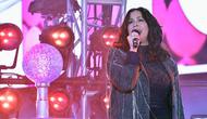 Alanis Morissette saat tampil dalam Dick Clark's New Year's Rockin' Eve With Ryan Seacrest 2020 di New York (31/12/2019). (AFP/Eugene Gologursky)