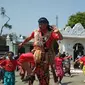 Masyarakat pengunjung hingga abdi dalem Keraton Kasepuhan Cirebon menari bersama di halaman keraton sebagai semangat pelestarian seni tari daerah. Foto (Liputan6.com / Panji Prayitno)
