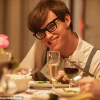 Eddie Redmayne berperan sebagai Stephen Hawking dalam film  The Theory Of Everything
