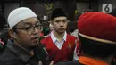Dede Luthfi Alfiandi, pembawa bendera Merah Putih saat aksi siswa SMK September lalu, jelang sidang di Pengadilan Negeri Jakarta Pusat, Kamis (12/12/2019). Luthfi didakwa melanggar Pasal 212 KUHP juncto Pasal 214 KUHP atau Pasal 217 ayat 1 KUHP atau 218 KUHP. (Liputan6.com/Helmi Fithriansyah)