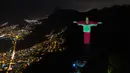 Patung Christ the Redeemer menyala dengan gambar bendera nasional Lebanon di Rio de Janeiro, Brasil, Kamis (6/8/2020). Tindakan tersebut sebagai bentuk solidaritas bagi para korban ledakan dahsyat yang mengguncang ibu kota Lebanon, Beirut pada Selasa (4/8) lalu. (AP Photo/Leo Correa)