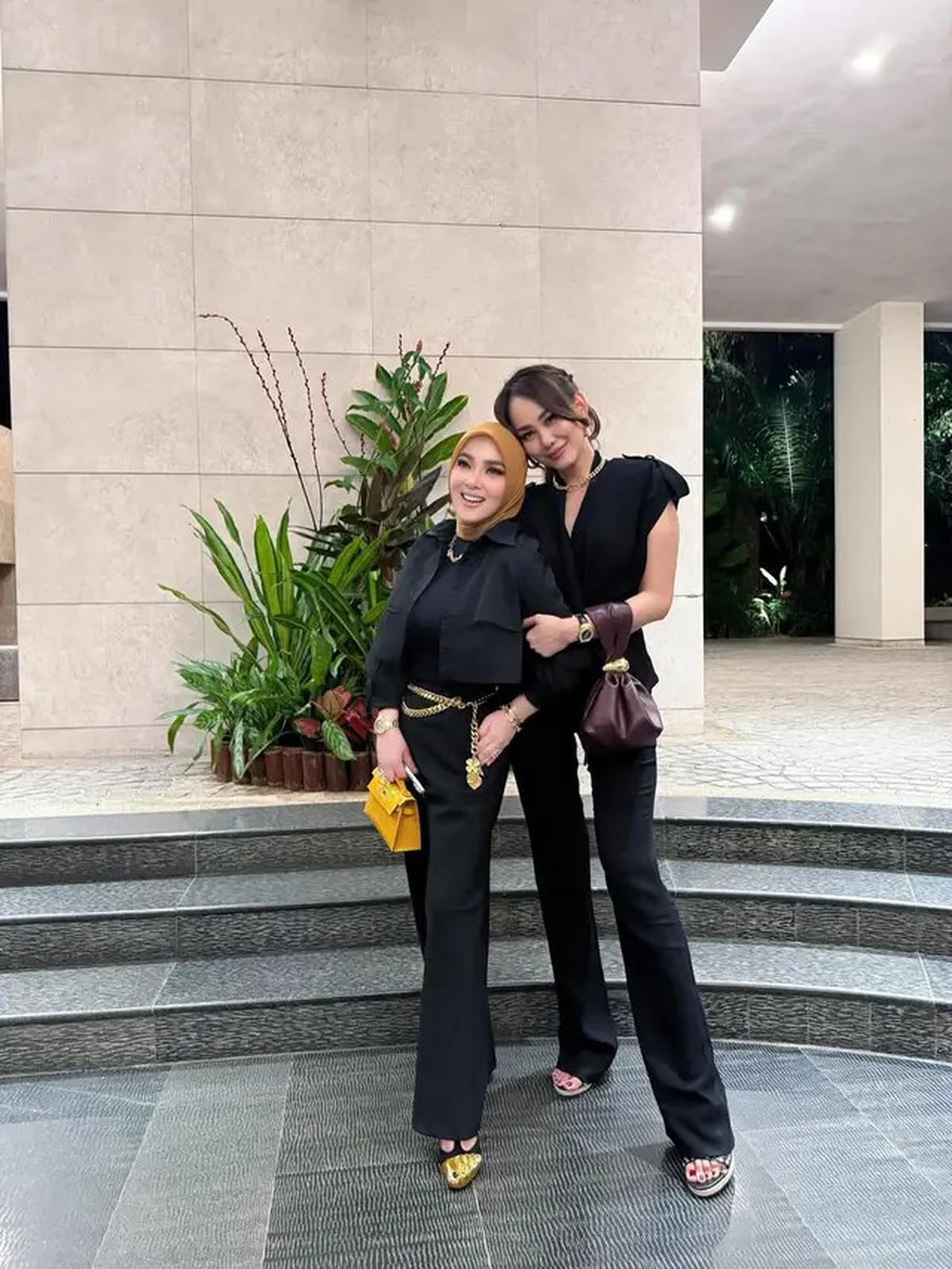 Gaya Syahrini Nonton Konser Cakra Khan di Singapura, Tampil Glamor dengan Sentuhan Emas