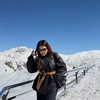 Ia membungkus tubuhnya dengan jaket kulit tebal yang diikat dengan belt cokelat dan celana jeans [@sharazaaa]