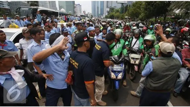 Buntut Bentrokan, Puluhan Sopir Taksi dan Driver Go-Jek Diperiksa