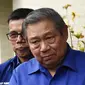 Ketum Partai Demokrat Susilo Bambang Yudhoyono (SBY) menjawab pertanyaan wartawan usai bertemu Bawaslu di kediaman SBY di Jakarta, Selasa (10/7). Kunjungan Bawaslu untuk sosialisasi pengawasan pencalonan Pileg dan Pilpres. (Liputan6.com/Herman Zakharia)