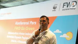 Director & Chief of Proposition & Sharia Officer FWD Life, Ade Bungsu memberi sambutan dalam kampanye Go Green di Jakarta, Rabu (4/12/2019). PT FWD Life Indonesia mengumumkan kerjasamanya dengan WWF Indonesia untuk kampanye Go Green dengan mendorong nasabah memilih e-Policy. (Liputan6.com)