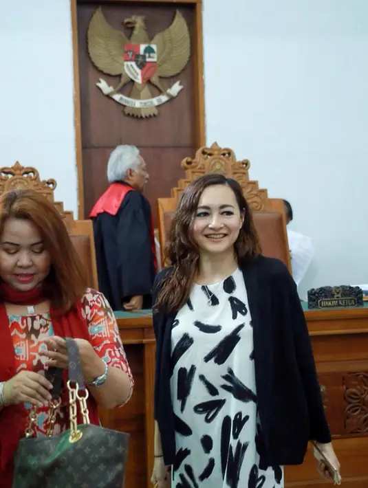 Dewi Rezer mengatakan saat itu sedang terjadi cekcok dengan Marcellino Lefrandt. Saat mantan suaminya marah besar itu, hingga terjadi pengusiran. (Galih W. Satria/Bintang.com)