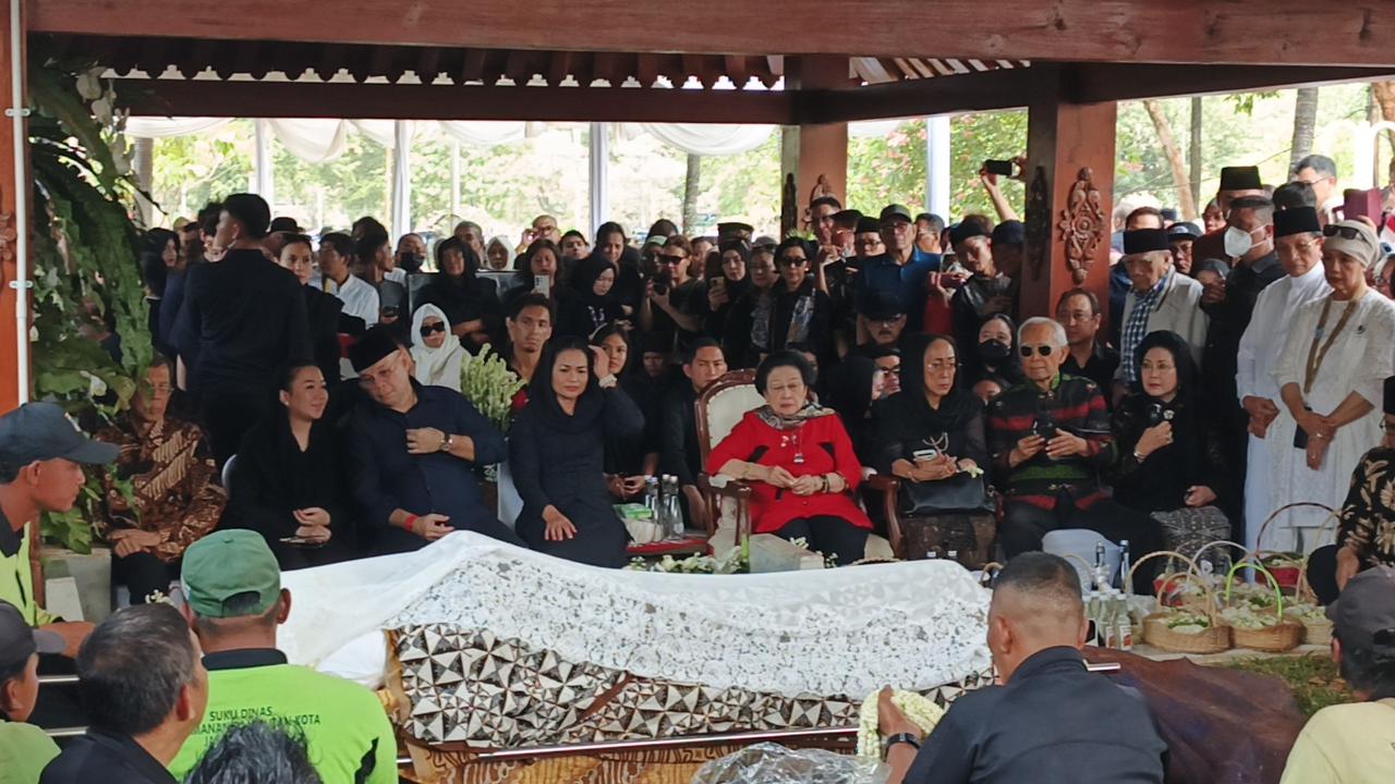 Momen Megawati Menunggu di Samping Pusara Guruh Soekarnoputra