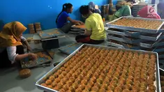 Sejumlah pekerja membuat kue kering di industri rumahan yang berada di kawasan Sidamukti, Depok, Jawa Barat, Senin (4/6). Permintaan kue kering meningkat tajam menjelang Idul Fitri. (Merdeka.com/Arie Basuki)