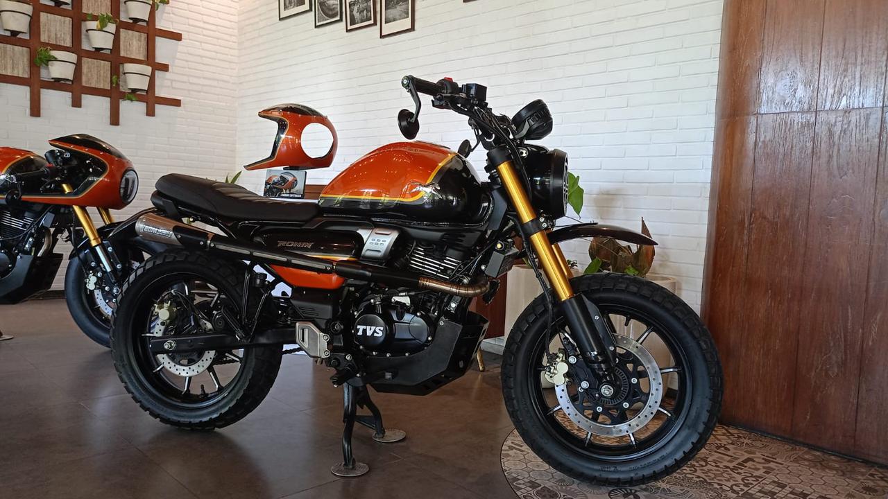 Tampilan Keren Motor Kustom TVS Ronin Pakai Aksesori DM Work