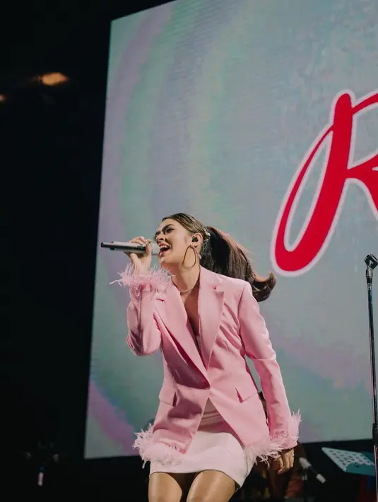 <p>Siapa takut bermain dengan sedikit detail yang manis, seperti rumbai? Raisa membagikan momen dirinya manggung mengenakan mini dress berwarna pink muda dengan detail rumbai, yang ditumpuknya dengan oversized blazer merah muda dengan detai rumbai di bagian ujung lengan. Foto: Instagram.</p>