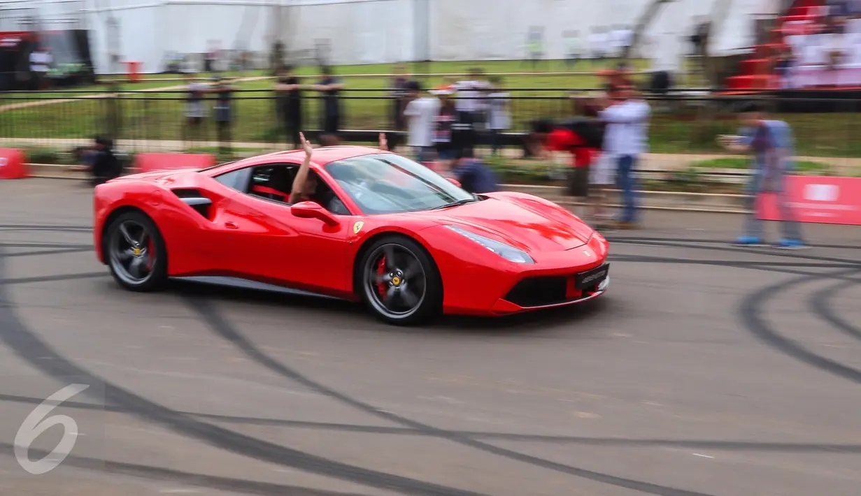 Mobil Ferrari melaju kencang mengelilingi sirkuit dalam Ferrari Festival of Speed di BSD City, Tangsel, Minggu (23/4). Mengusung konsep dari 'Sportainment', Ferrari Festival of Speed mengombinasikan elemen hiburan dan olahraga. (Liputan6.com/Fery Pradolo)