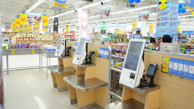 Hypermart menghadirkan self check-out machine yang memungkinkan pelanggan menyelesaikan pembayaran secara mandiri. (Dok Hypermart)