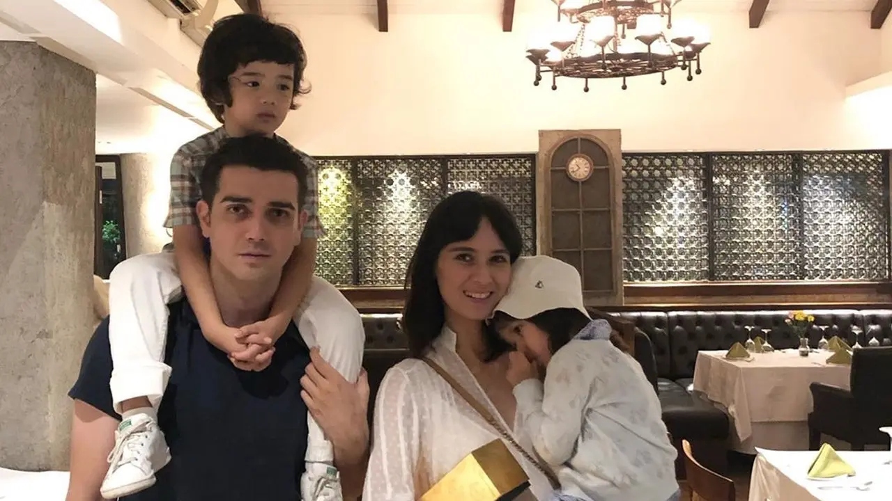 Potret harmonis keluarga Fachri Albar dan Renata Kusmanto