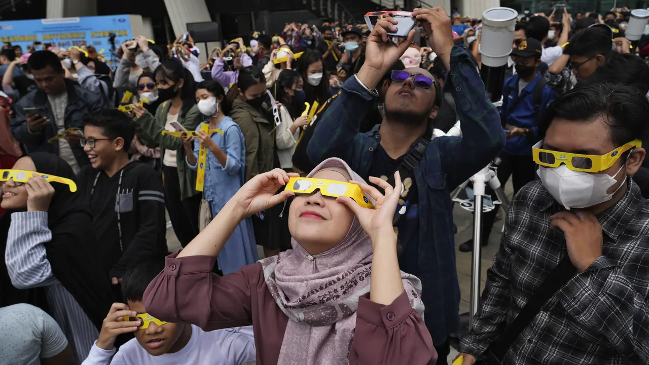 Melihat Gerhana Matahari Hibrida di Jakarta