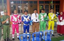 Tarik Minat Warga agar Datang ke TPS, Anggota KPPS Ini Kenakan Seragam Unik dan Pasang Hiasan Menarik