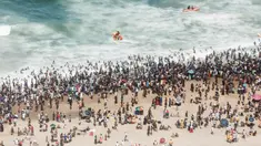 Ribuan wisatawan bersuka ria saat perayaan Tahun Baru di North Pier Beach, Durban, Afrika Selatan, 1 Januari 2022. Menurut polisi Afrika Selatan, hampir 50 ribu orang diperkirakan akan menghabiskan hari di pantai. (Rajesh JANTILAL/AFP)