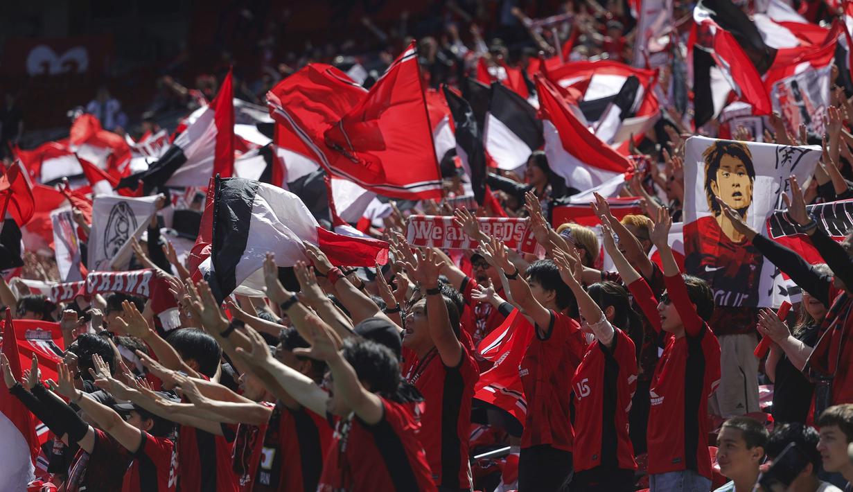 Suporter Urawa Red Diamonds memberikan dukungan kepada timnya dalam laga Grup G Piala Dunia Antarklub 2025 melawan River Plate di Lumen Field, Seattle, Washington, Amerika Serikat, Rabu (18/06/2025). (AP Photo/Ryan Sun)