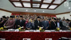 Ketua DPR Bambang Soesatyo (tengah) bersama pimpinan DPR dan DPD memotong tumpeng dalam rangka HUT ke-74 DPR usai Rapat Paripurna di Kompleks Parlemen, Jakarta, Kamis (29/8/2019). Rapat Paripurna kali ini berisi pidato Ketua DPR dalam rangka HUT ke-74 DPR. (Liputan6.com/JohanTallo)