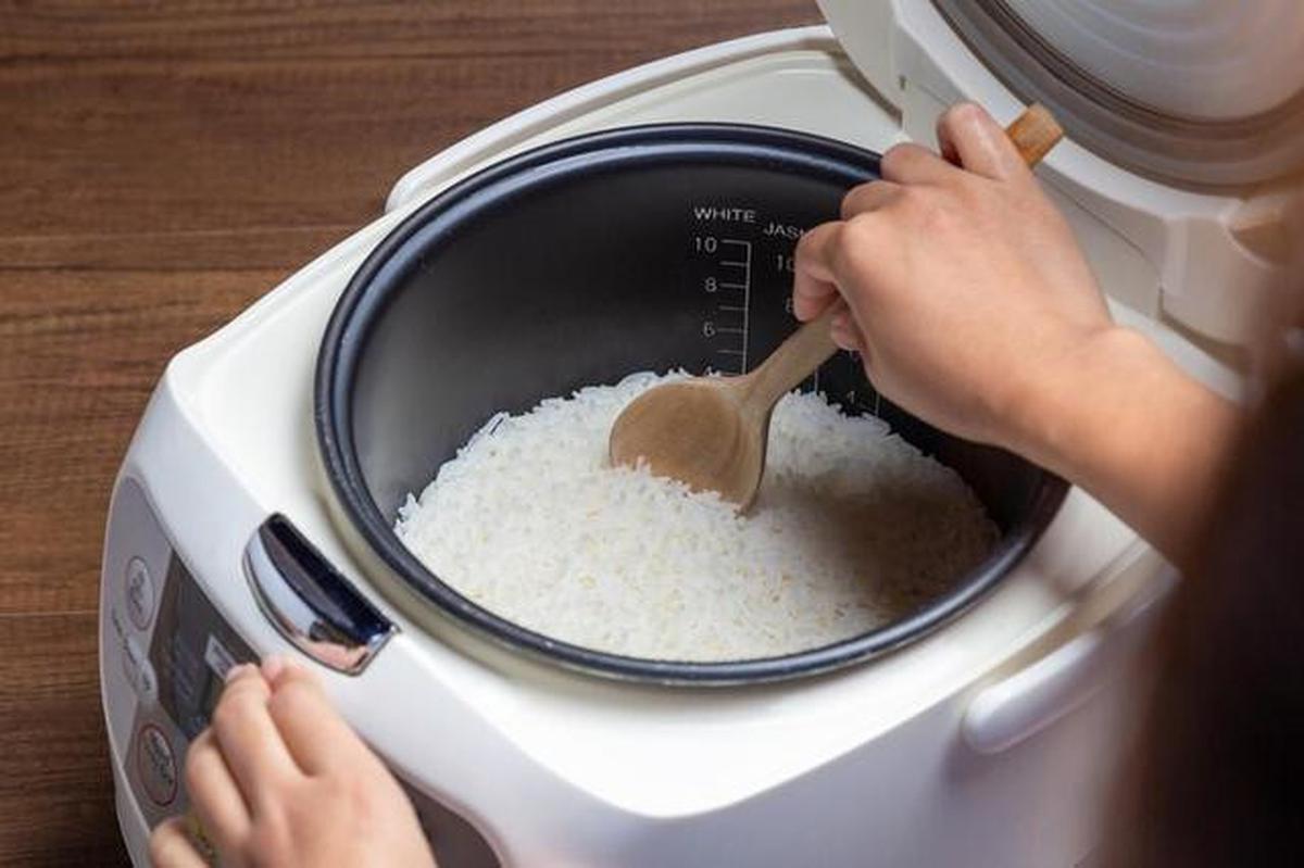 Bagaimana Cara Mengatasi Nasi Kurang Air di Rice Cooker? Ikuti langkah-langkahnya