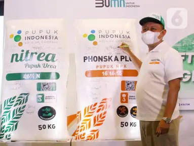 Direktur Utama PT Pupuk Indonesia Bakir Pasaman dan Komisaris Utama Darmin Nasution pada Soft Launcing Single Branding Nitrea dan NPK Phonska Plus di Jakarta (27/12/2021). Kedua brand diluncurkan dalam rangka memudahkan akses pelanggan terhadap produk retail Pupuk Indonesia.(Liputan6.com/HO/Rizki)