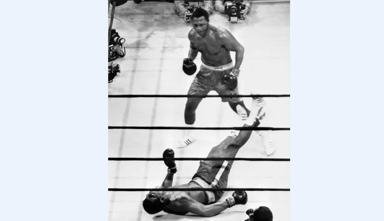  Muhammad Ali harus mencium kanvas setelah kalah dari juara dunia kelas berat, Joe Frazier, dalam laga bertajuk Match of the Century di Madison Square Garden, New York, AS. (8/3/1971). (AFP)