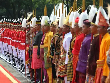 Presiden Jokowi (kiri) mendampingi Presiden Republik Sosialis Demokratik Sri Lanka Maithripala Sirisena di Istana Merdeka, Jakarta, Rabu (8/3). Pertemuan tersebut untuk menjalin hubungan antara kedua negara. (Liputan6.com/Angga Yuniar)