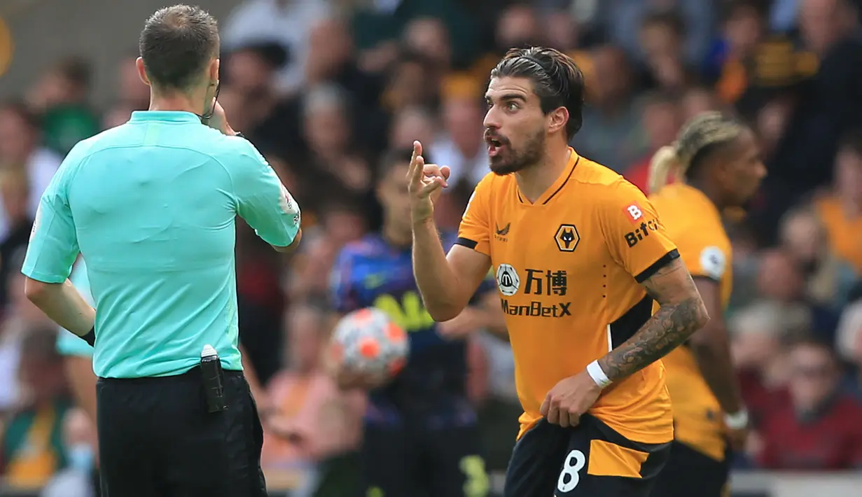Memasuki babak kedua, tuan rumah langsung mendapatkan peluang dari Ruben Neves (kanan). Neves juga menjadi kreator terciptanya peluang dari Traore ketika berhasil lolos offside dan tinggal berhadapan dengan Lloris. Sayangnya keberuntungan belum berpihak pada Wolves. (Foto: AFP/Lindsey Parnaby)