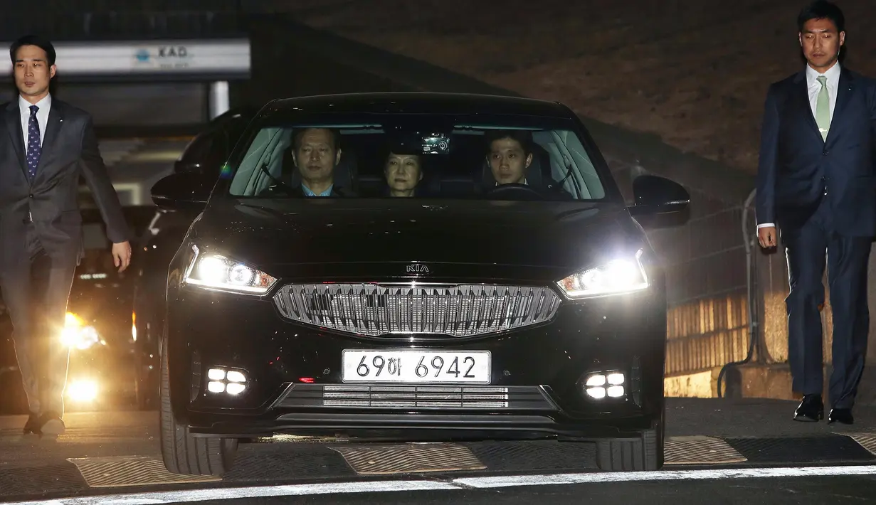Mobil yang membawa mantan presiden Korsel, Park Geun-hye, meninggalkan kantor kejaksaan di Seoul, Jumat (31/3). Park dibawa ke pusat penahanan di Seoul selatan setelah pengadilan menyetujui penangkapannya. (Chung Sung-Jun/Pool photo via AP)